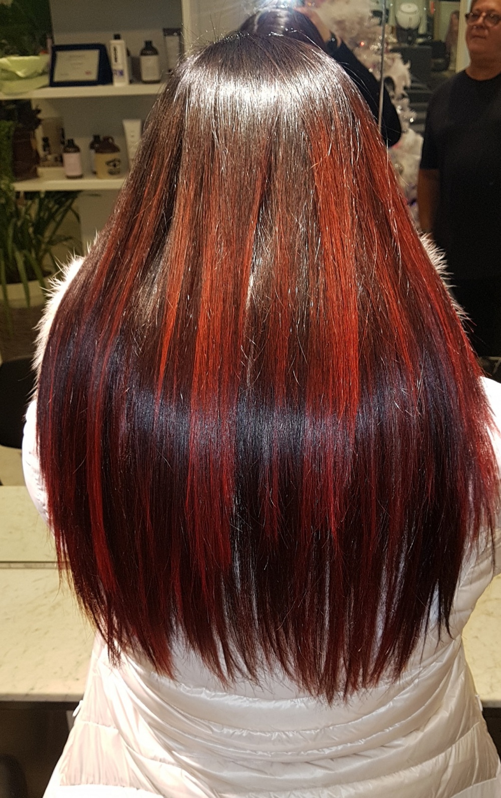capelli con colpi di luce colorati
