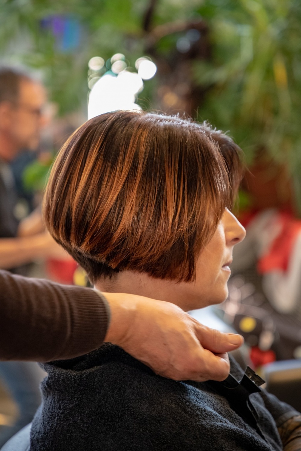 paralleli tagliano i capelli